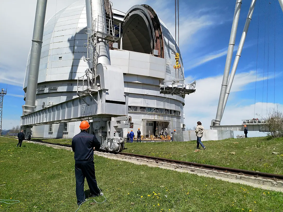 Observatory engineers control the removal of the old mirror from the large azimuth telescope dome