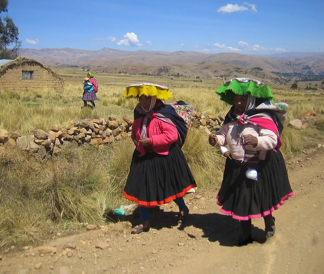 Peruvian Women near Tinki, 2013