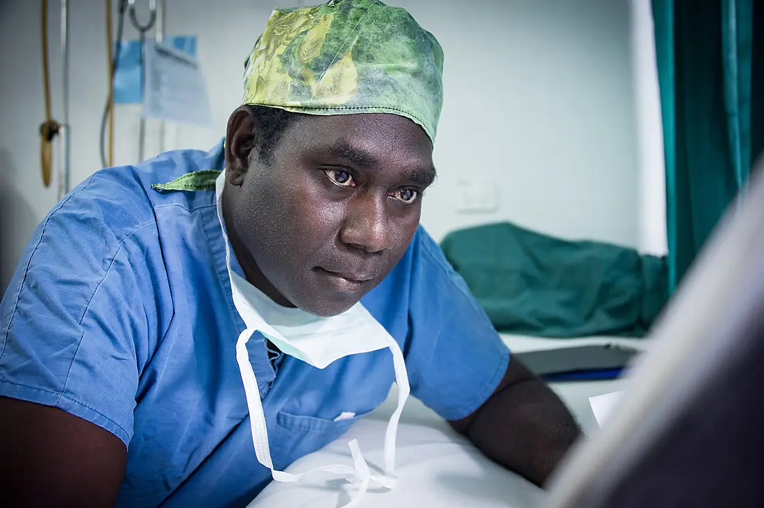 Dr. Damien Hasola works in Orthopaedics at Buka Hospital - Bougainville (26042771554)