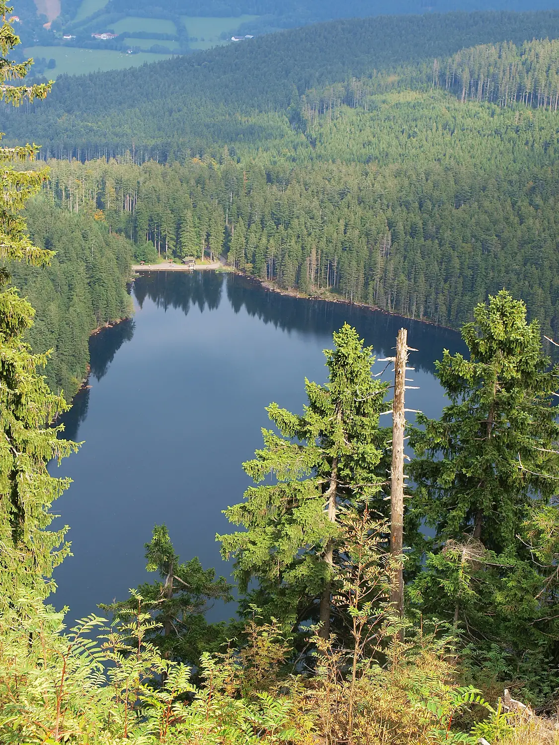 Černé jezero zabírané z karové stěny