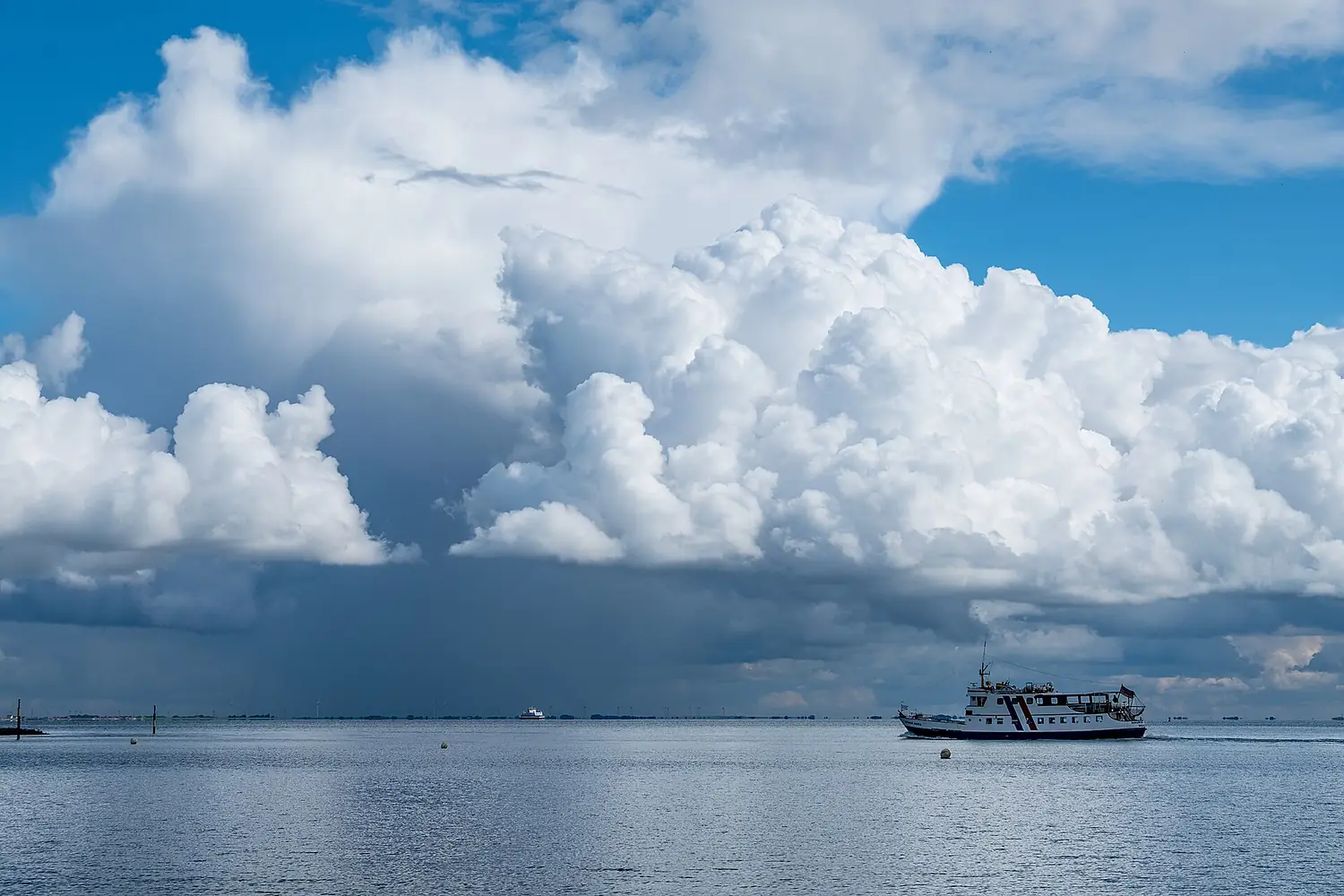 Blick von Föhr übers Wattenmeer auf Dagebüll