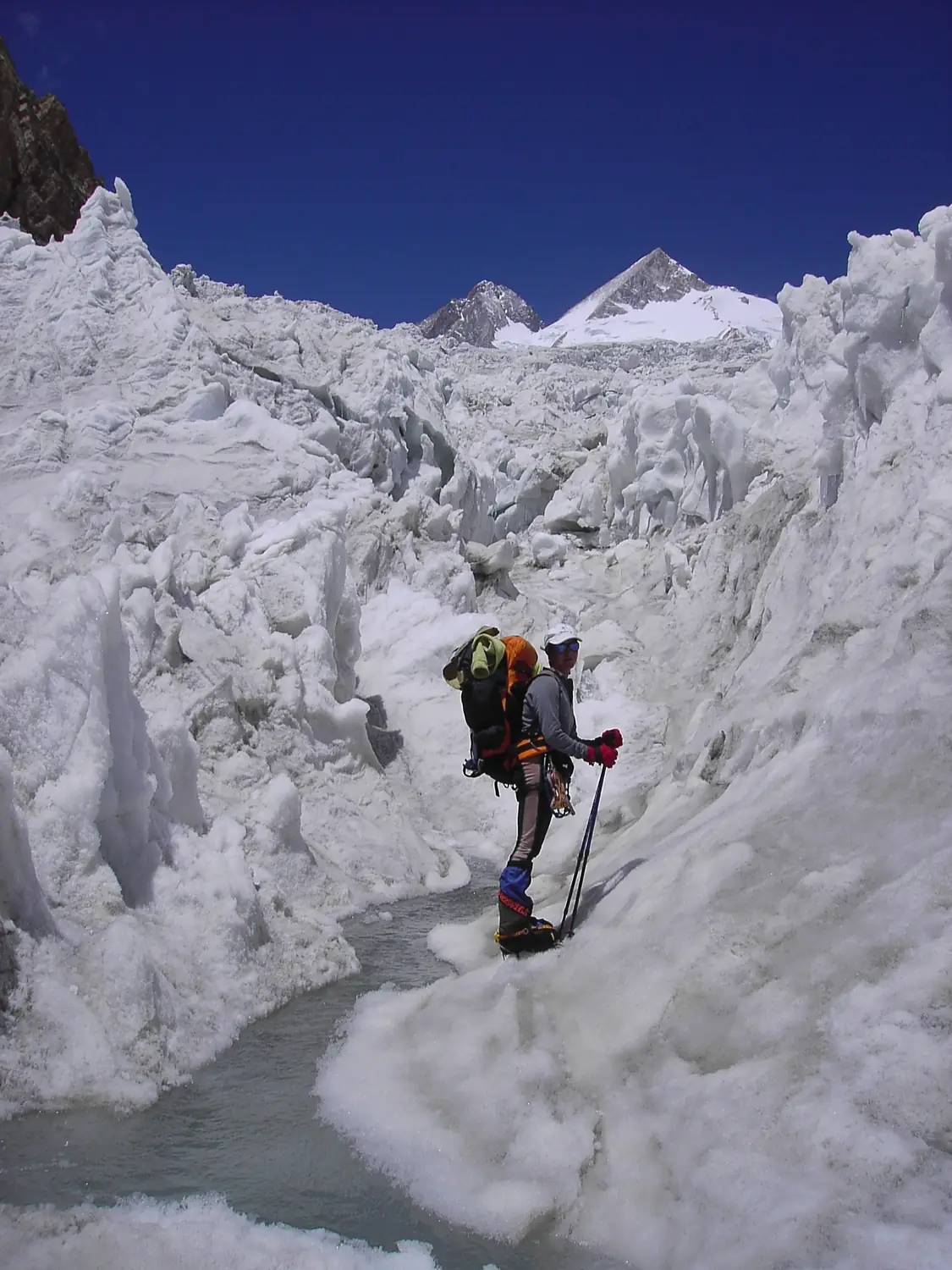Lina Quesada cruzando el glaciar del Gasherbrum 2, Karakorum, Pakistán, julio 2006