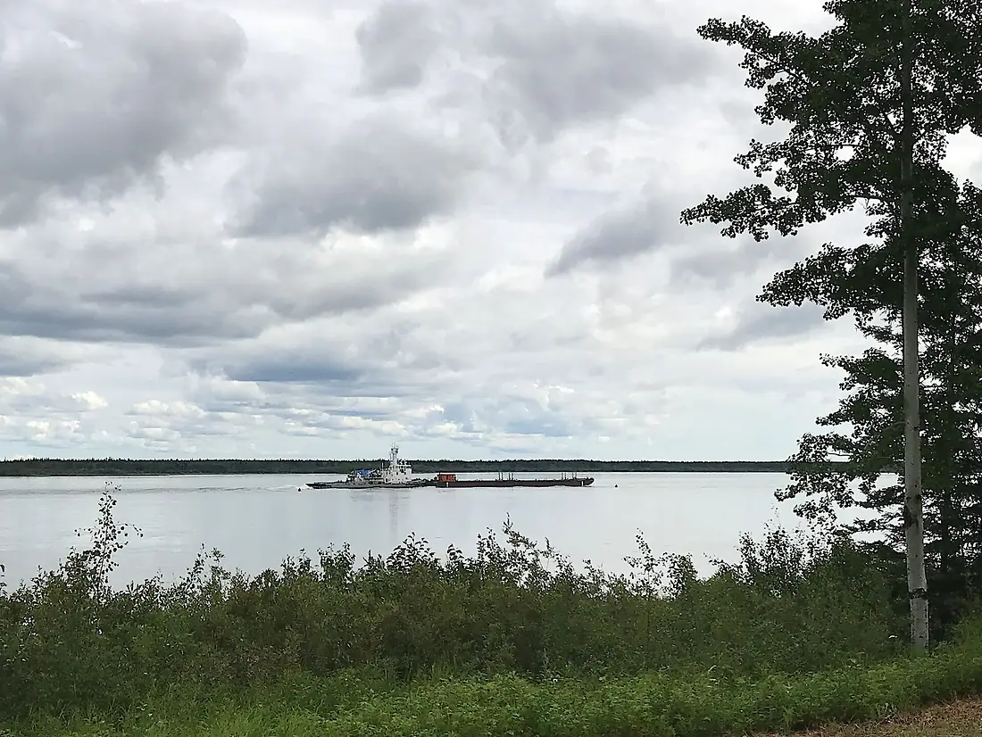 Tug boat with barge entering Great Slave Lake from the Mackenzie River at Dory Point (42878464754)