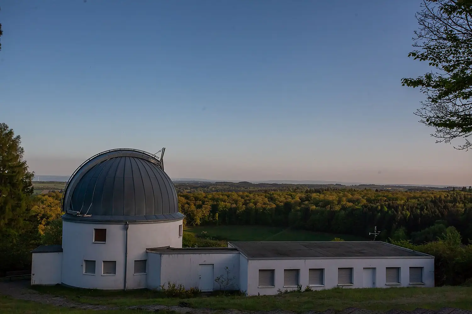 Beobachtungskuppel mit dem 1-Meter-Teleskop und Gebäude der Astronomischen Vereinigung am Hohen List e.V.