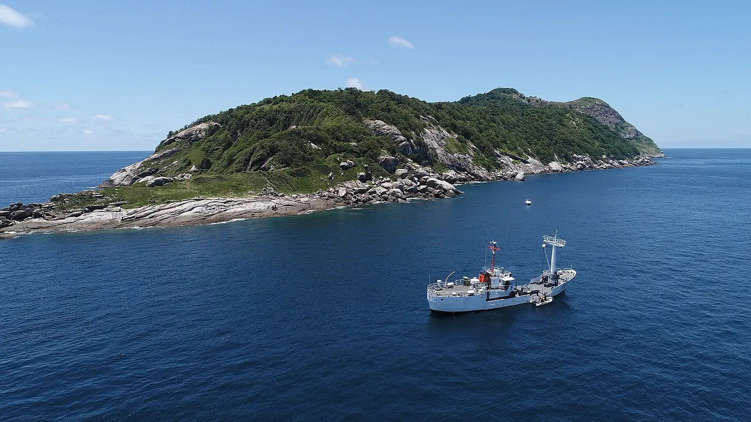 Navio Balizador Faroleiro Mario Seixas (H26) na Ilha da Queimada Grande (52695024263)