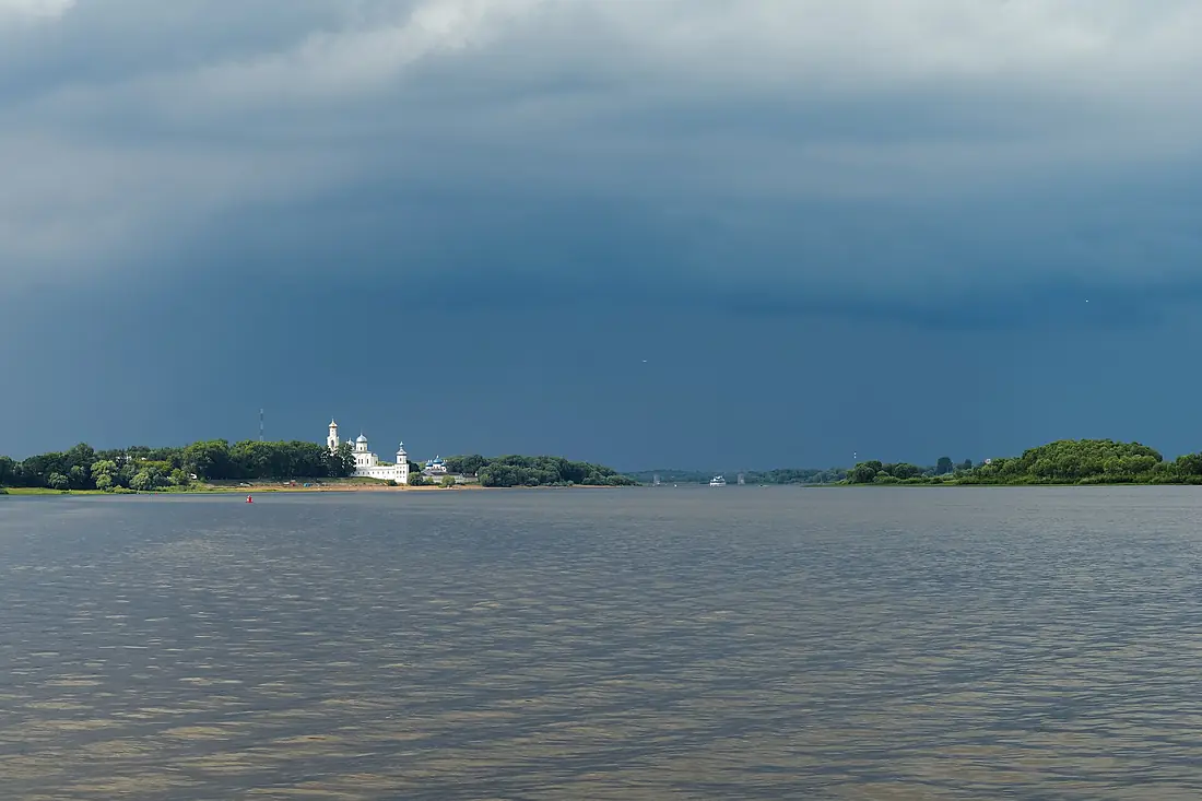 Veliky Novgorod. Volkhov river. Yuriev Monastery P7211219 2350