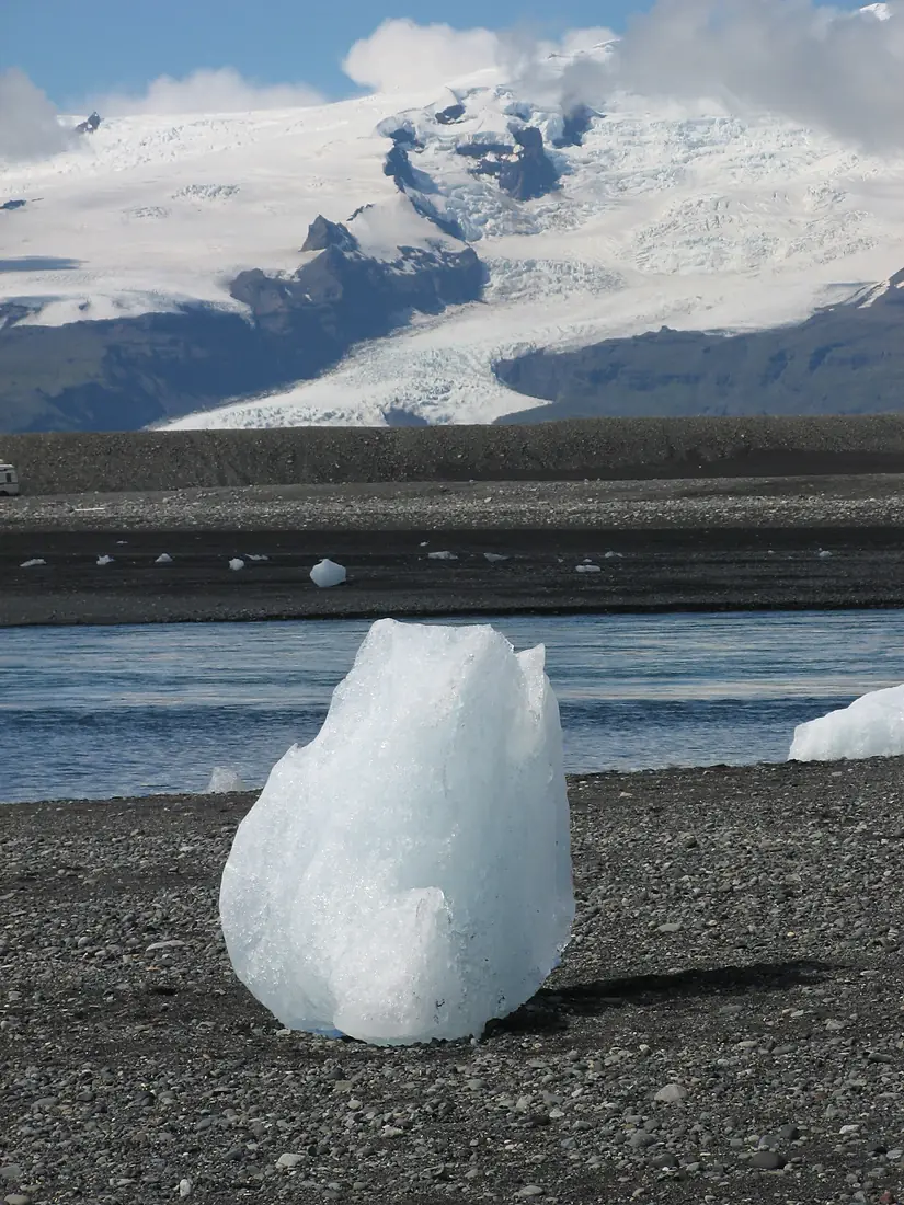 An iceberg in Jokulsarlon