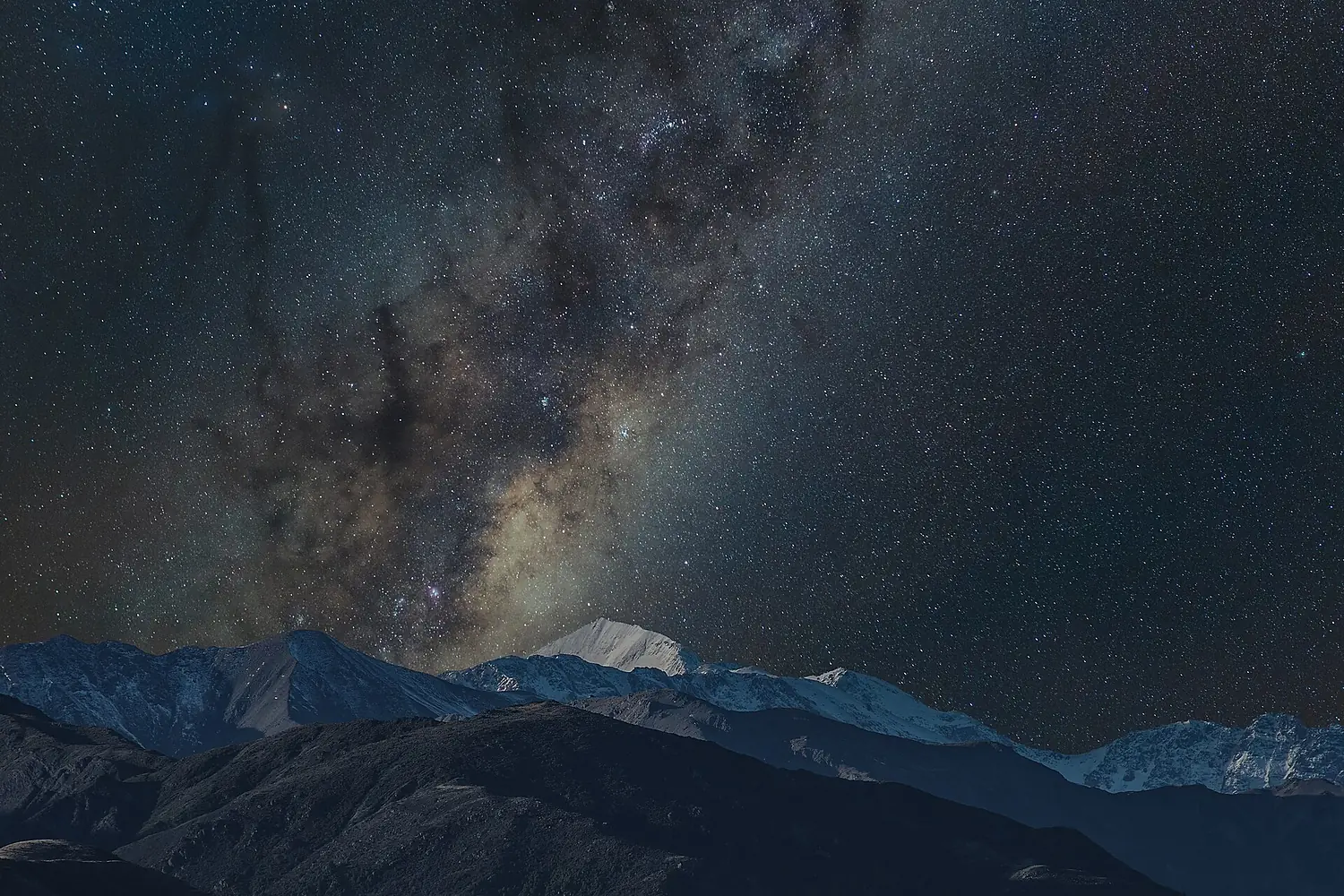 Milkway over the Kaikoura mountains