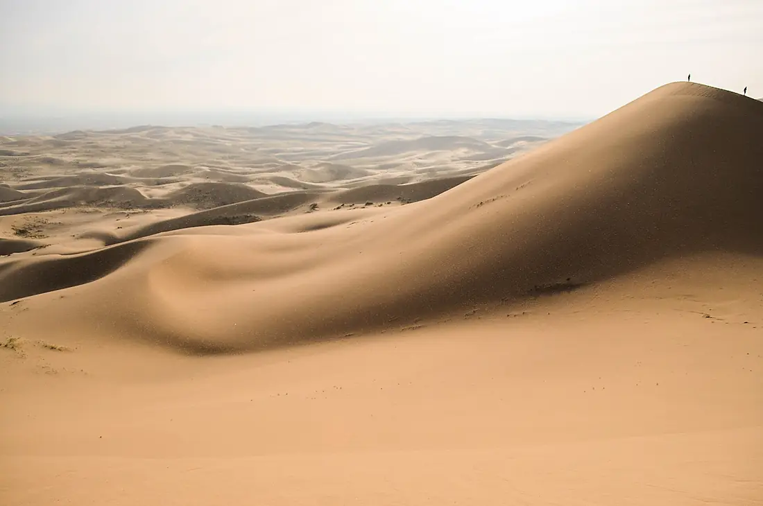 Hiking in Khongoryn Els (Unsplash)