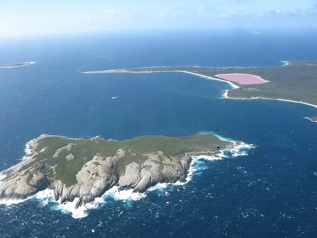 Goose Island & Pink Lake Middle Island Recherche Archipelago NR IV-2011