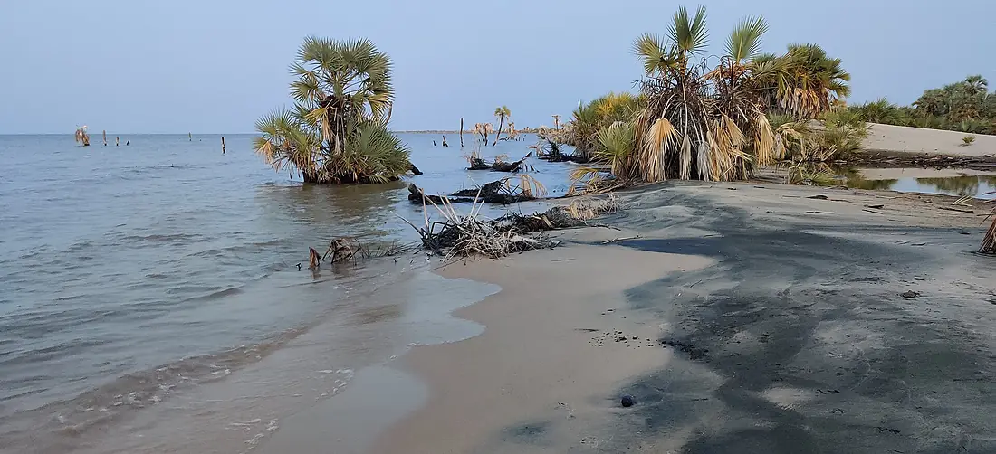 Eliye Springs beach, lake Turkana.