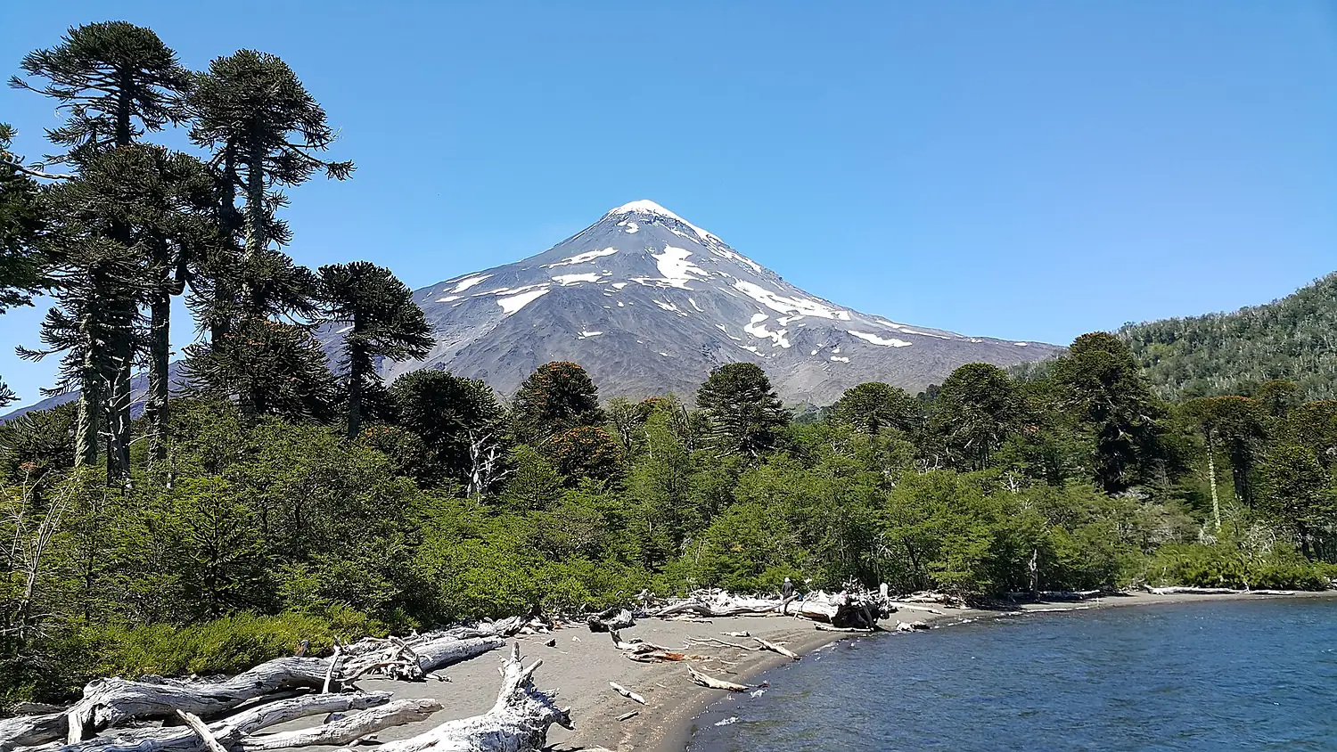 Laguna Huenfuica y Volcán Lanín