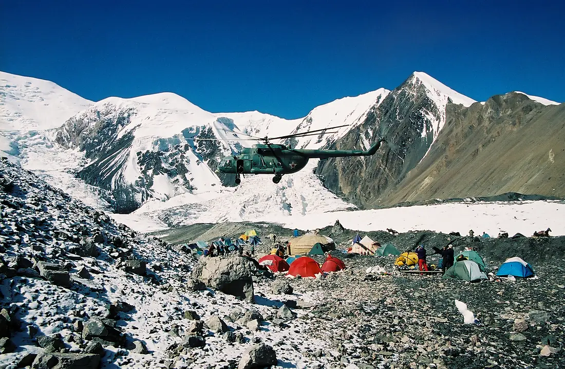 Helikopter Mi-8 Lenin Peak Base Camp 90