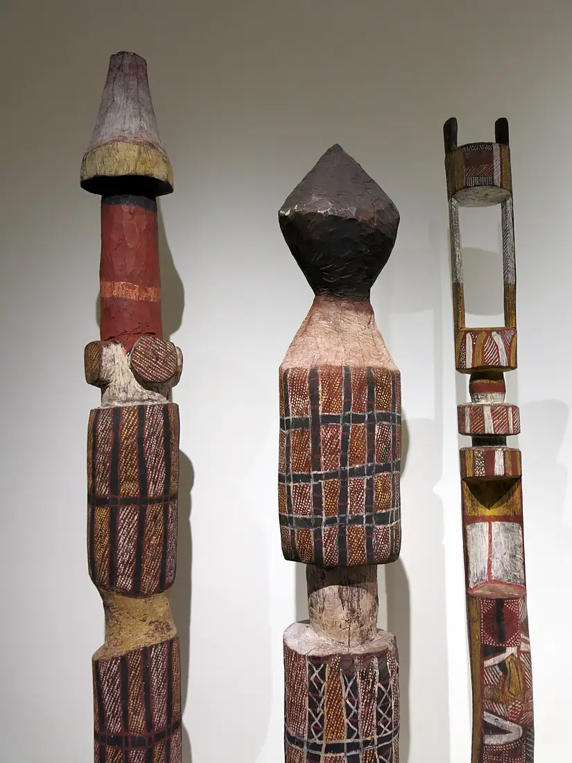 127 Museu de Cultures del Món (Barcelona), pals funeraris tiwi, illa de Melville, Austràlia