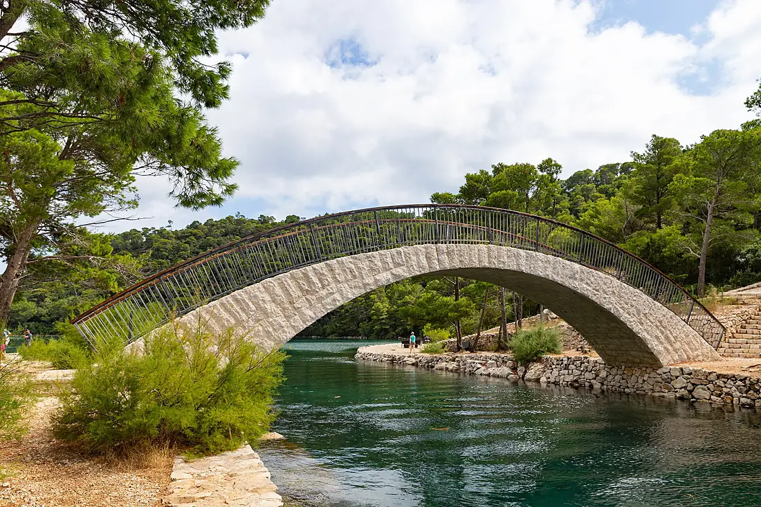Bridge over the lake Veliko Jezero on Mljet, Croatia (48738889876)