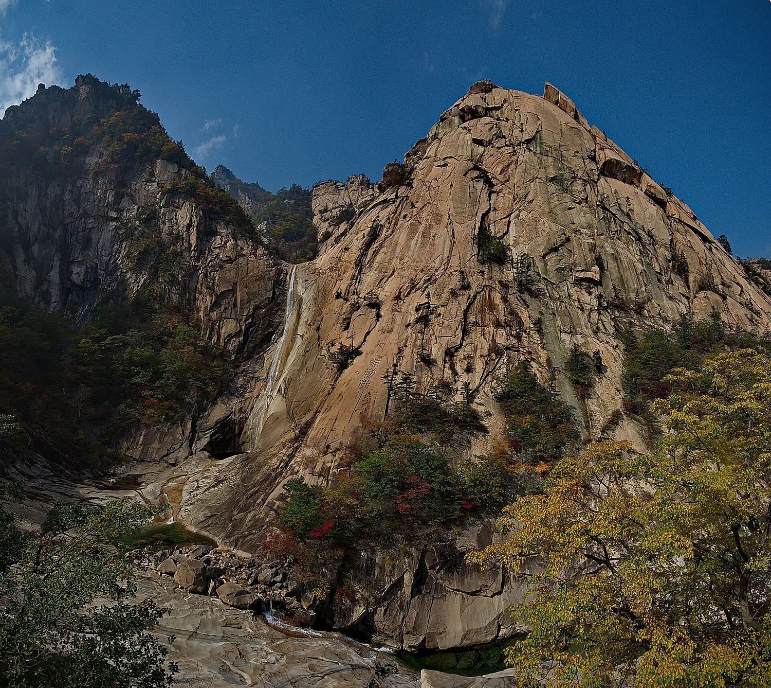 0438 - Nordkorea 2015 - Kumgang Gebirge - Kuryong Fasserfall (22543108597)