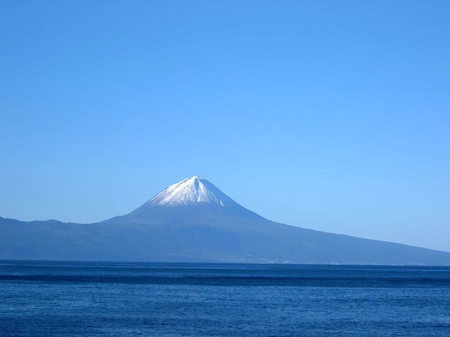 Ilha do Pico vista da Fajã Grande, Calheta, ilha de São Jorge, Açores, Portugal