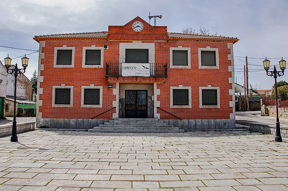 Edificio del ayuntamiento de Herrandón de Pinares en La Cañada