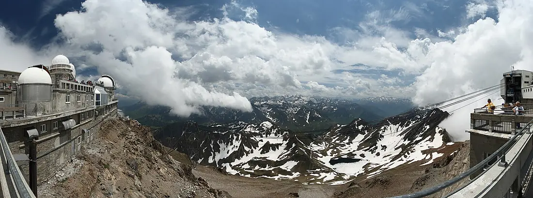 Pic du Midi de Bigorre cloudy Wikimedia Commons