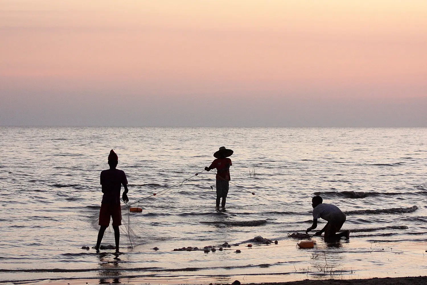 Fisherman net fishing (cropped, rotated 1.5°deg)