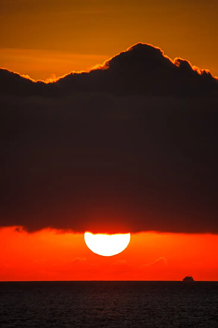 Another spectacular sunset from off the SW coast of Isla San Critobal (16503375728)
