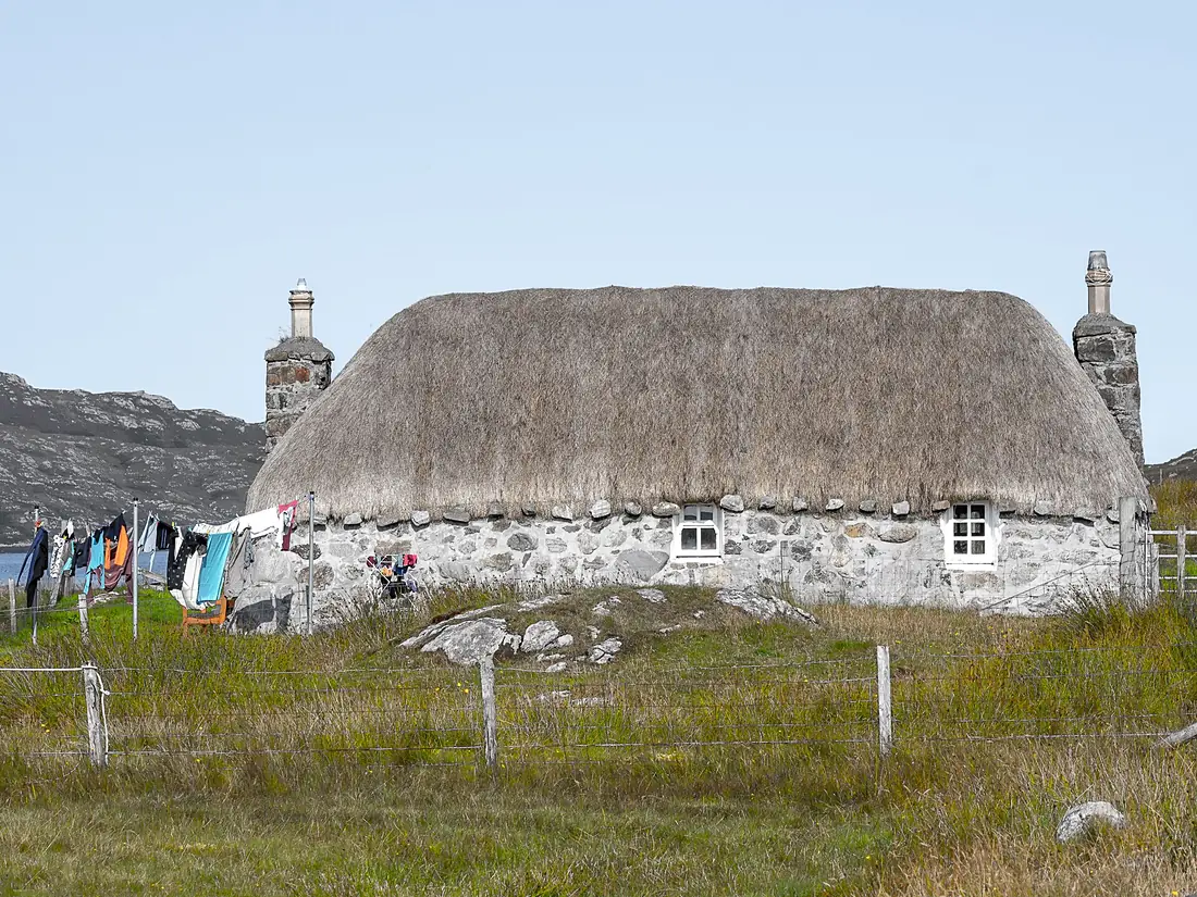 A thatched croft near Loch Boisdale, Taobh a' Deas Loch Baghasdail, South Lochboisdale, Isle of South Uist, The Outer Hebrides, Scotland