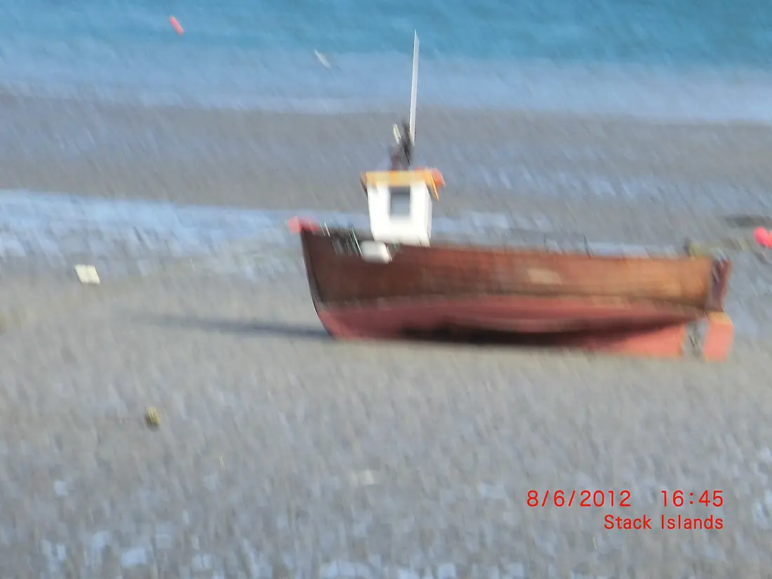 Beached boat on South Uist - panoramio