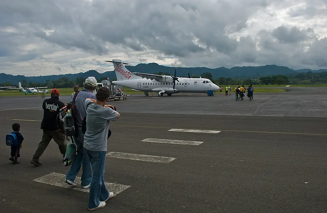Boarding for Tanna, Port Vila, Vanuatu, June 2009 - Flickr - PhillipC