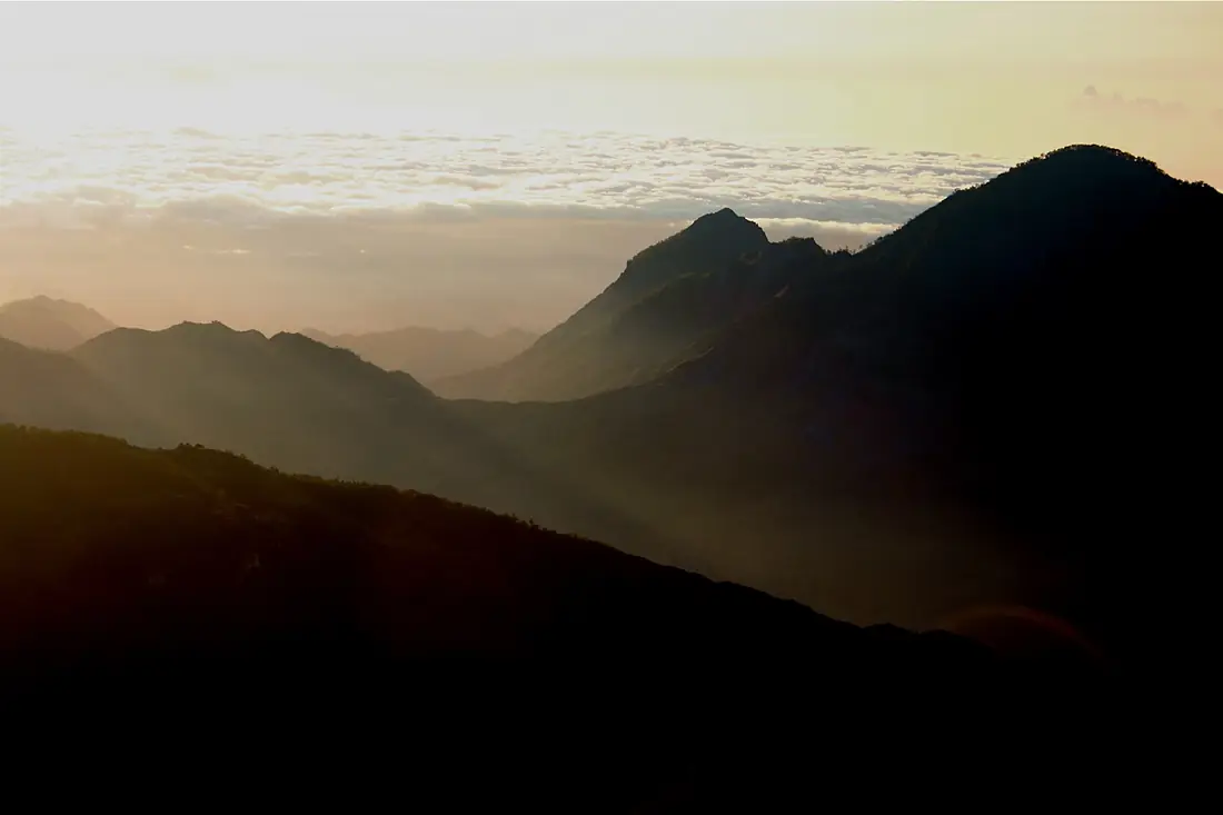 Mountains seen from Mt. Ramelau at dawn (6785007500)