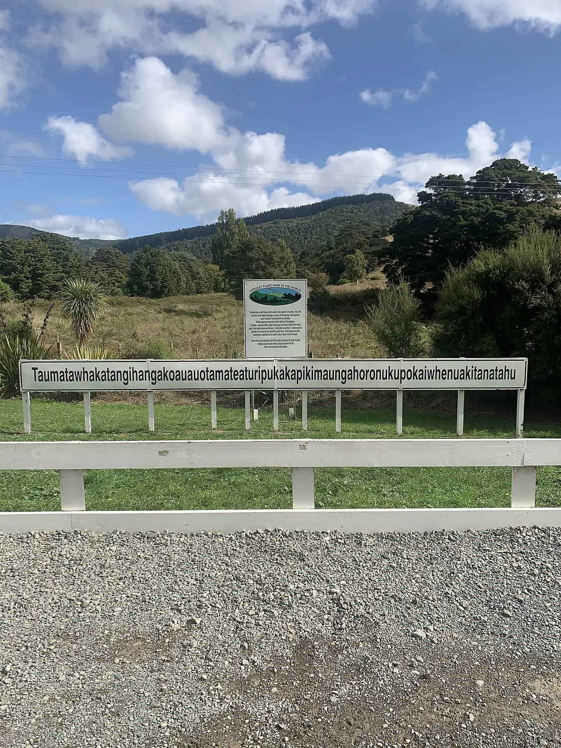World longest place name (Taumatawhakatangihangakoauauotamateapokaiwhenuakitanatahu)