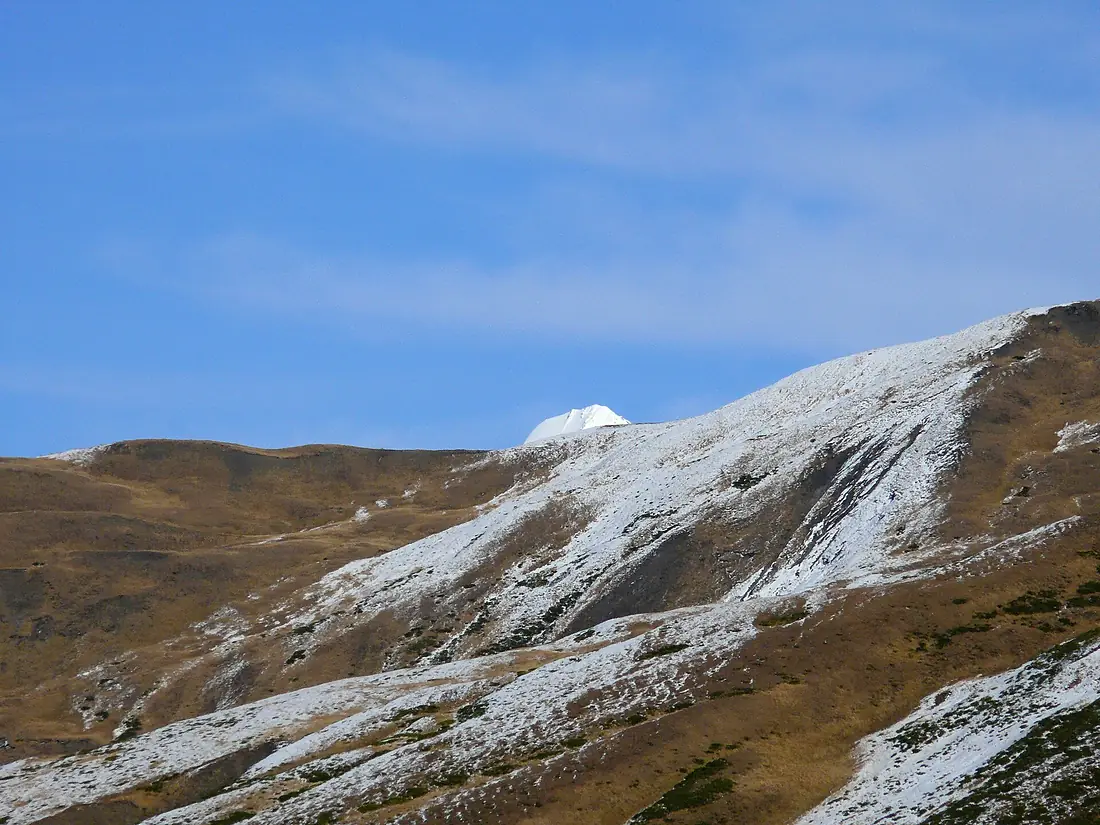 Tebulosmta viewed from the saddle of დათვისჯვარი უღ