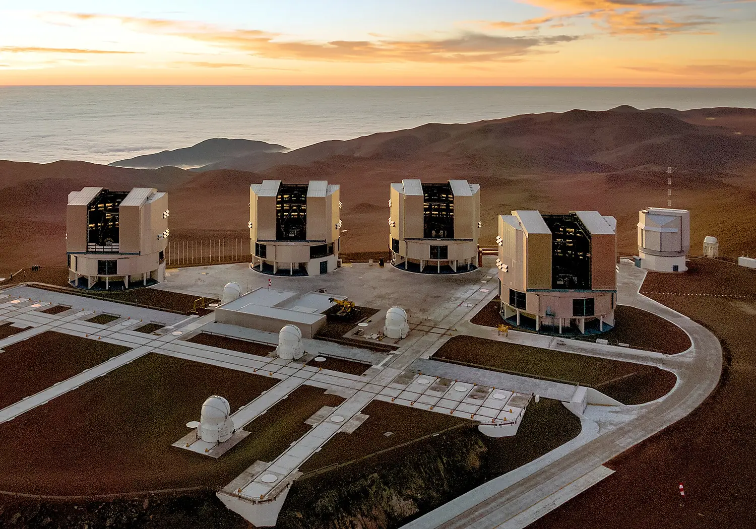 Paranal and the Pacific at sunset (dsc4088, retouched, cropped)