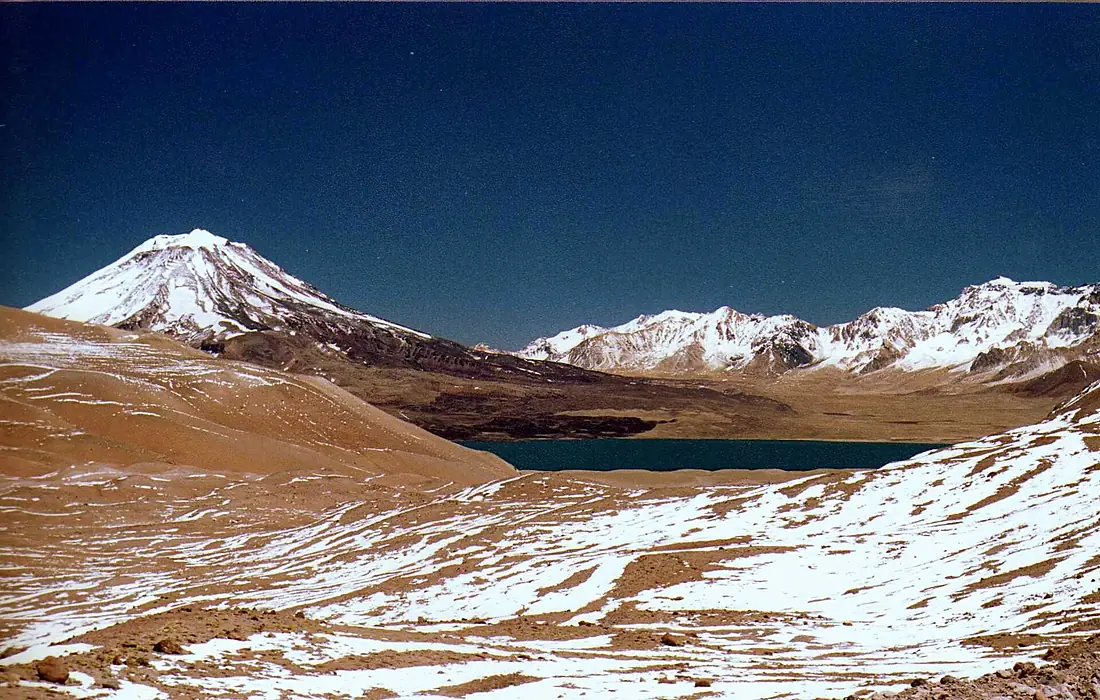 Laguna Diamante. al fondo Volcán Maipú, Mendoza, Argentina - panoramio