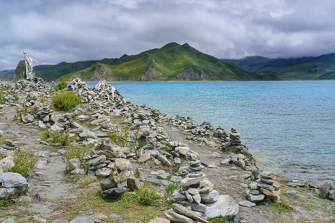 Yamdrok Lake (37228713076)